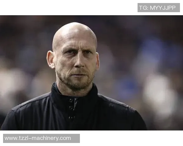 斯塔姆:从硬汉防守到足球智慧 传奇后卫的崛起与辉煌岁月 斯塔姆:从硬汉防守到足球智慧 传奇后卫的崛起与辉煌岁月