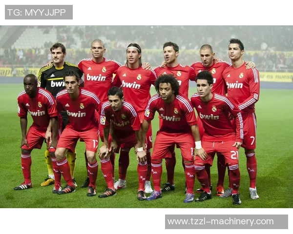 黄头发白脸红衣足球明星的辉煌赛场表现与影响力解析 黄头发白脸红衣足球明星的辉煌赛场表现与影响力解析